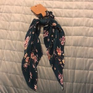 Scrunchie scarf NWT teal with floral print